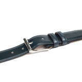 Meermin navy Naturcalf belt, close-up on buckle and keeper loops showing nickel-plated brass hardware and stitched leather strap